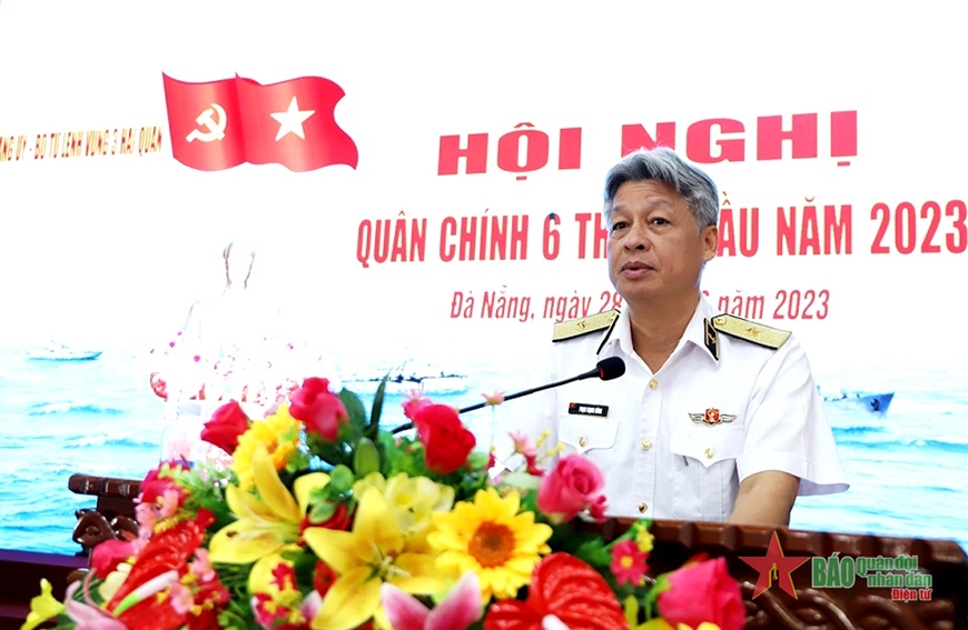 Chuẩn Đô đốc Phạm Mạnh Hùng, Phó tư lệnh, Tham mưu trưởng Quân chủng Hải quân phát biểu chỉ đạo hội nghị.    