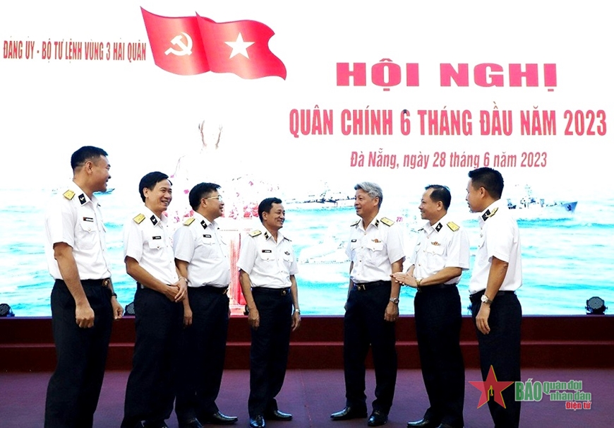 Lãnh đạo Quân chủng Hải quân trao đổi với các đại biểu bên lề Hội nghị quân chính Vùng 3 Hải quân.    