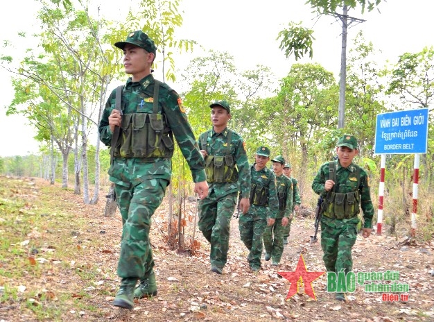 Cán bộ, chiến sĩ Đồn Biên phòng Ia Rvê (Bộ đội Biên phòng tỉnh Đắk Lắk) tăng cường tuần tra bảo vệ biên giới. 