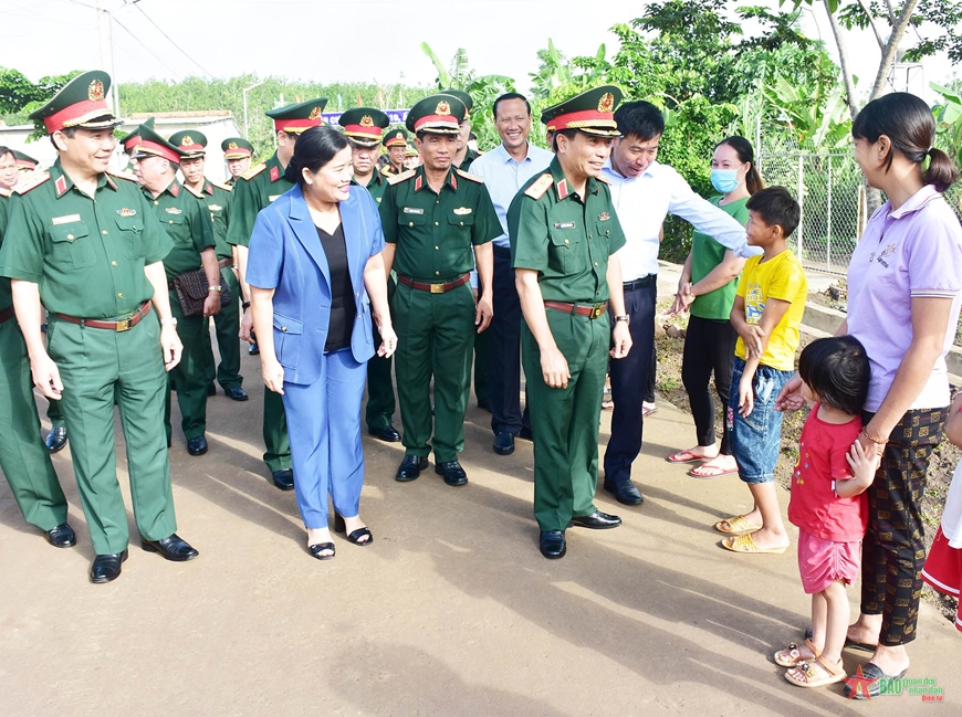 Đoàn công tác Bộ Tổng Tham mưu Quân đội nhân dân Việt Nam và chính quyền địa phương thăm điểm dân cư liền kề chốt dân quân biên giới xã Thanh Hòa, huyện Bù Đốp, tỉnh Bình Phước. Ảnh: NGỌC TUÂN 