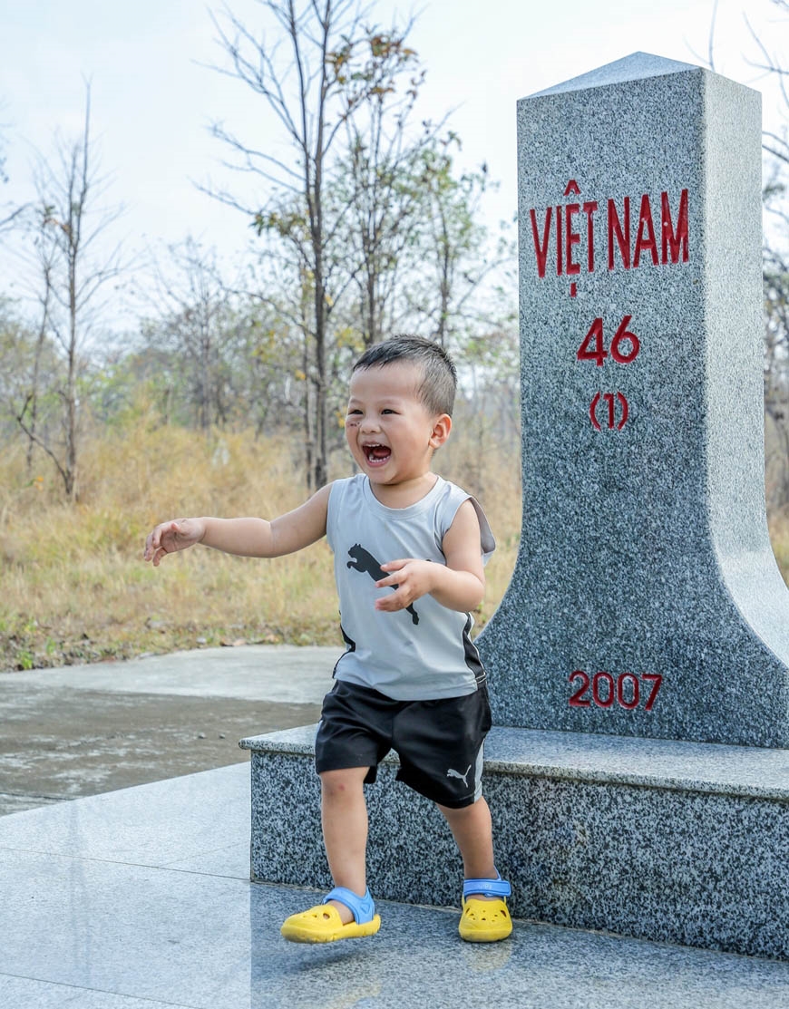  Nụ cười trẻ thơ bên cột mốc.