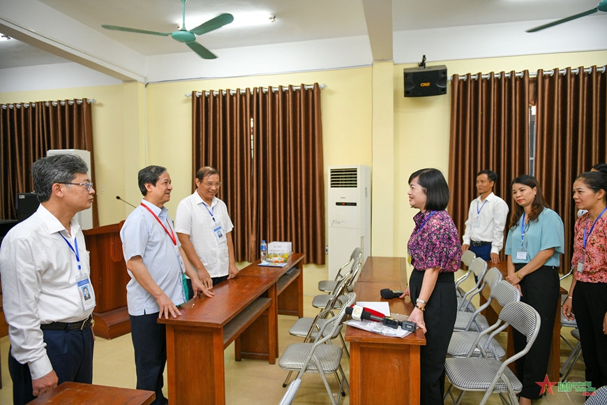 Bộ trưởng Nguyễn Kim Sơn trao đổi với các thầy cô giáo đang làm nhiệm vụ tại Điểm thi Trường THPT Yên Mỹ, Hưng Yên.