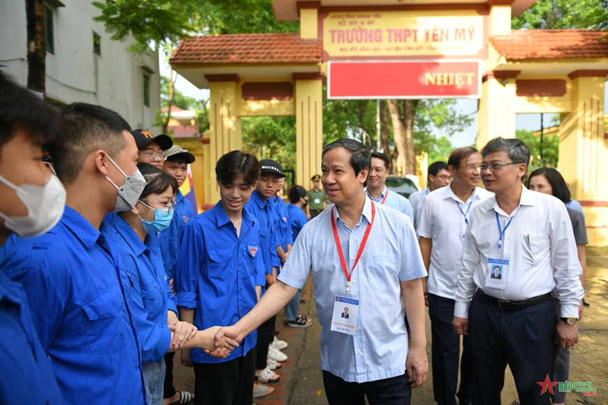 Bộ trưởng Bộ Giáo dục và Đào tạo Nguyễn Kim Sơn động viên sinh viên tình nguyện làm nhiệm vụ tại Điểm thi Trường THPT Yên Mỹ, Hưng Yên.  