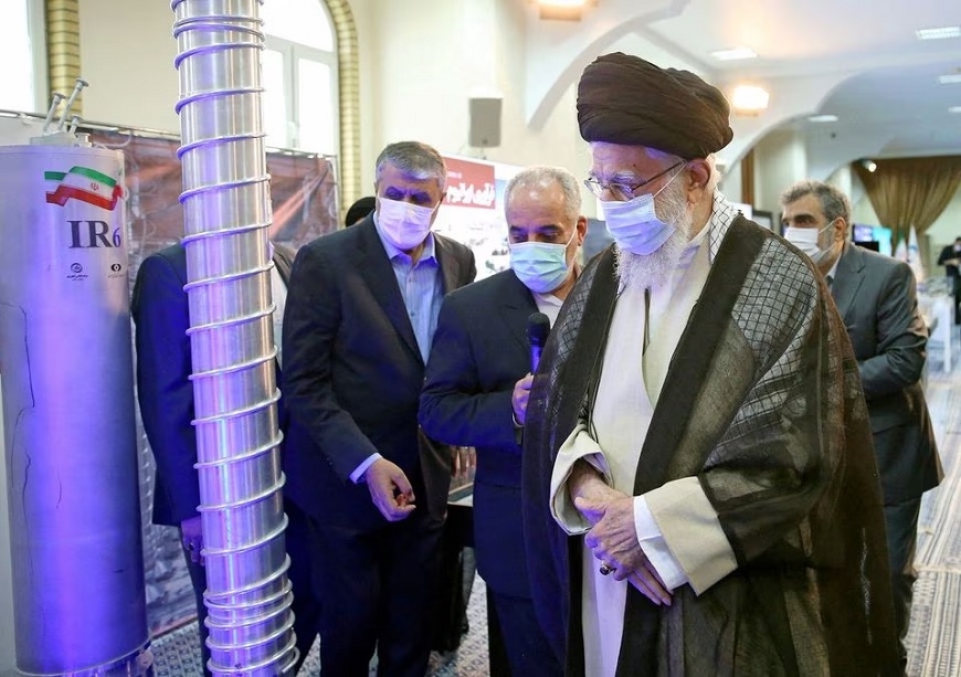 Lãnh đạo Iran kiểm tra máy ly tâm ở Tehran ngày 11-6-2023. Ảnh: Reuters  