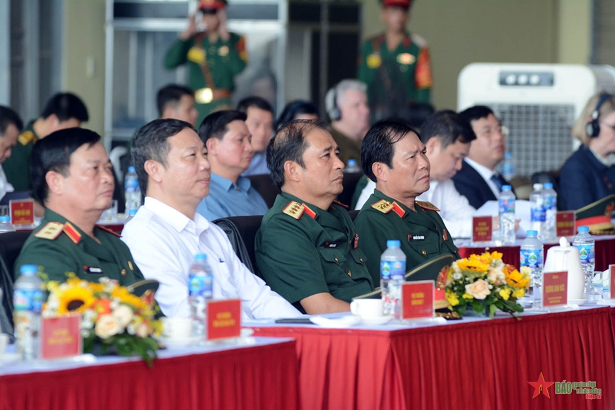  Lãnh đạo Bộ Quốc phòng và các đại biểu tham dự buổi lễ.