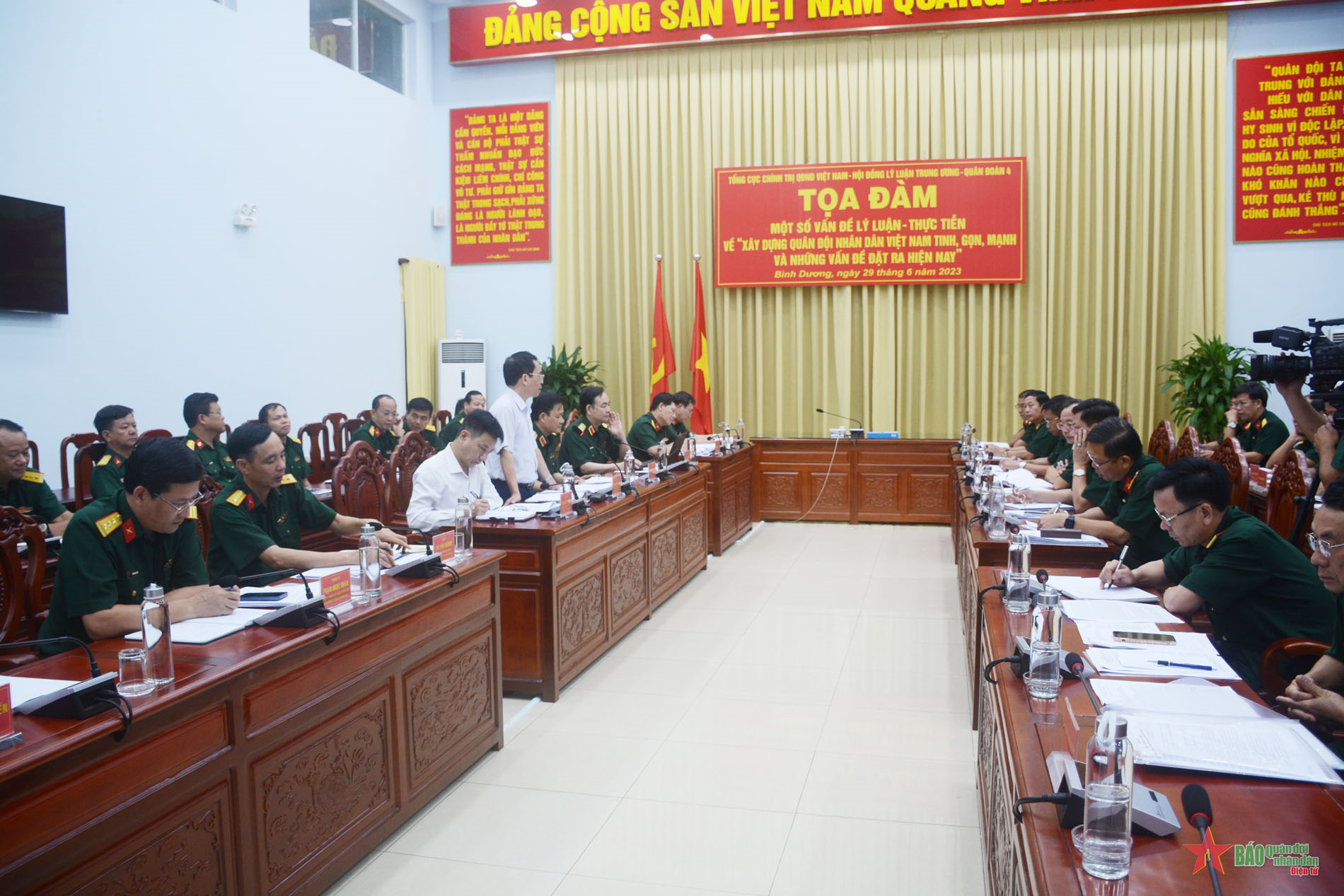 Tọa đàm về xây dựng Quân đội tinh, gọn, mạnh và những vấn đề đặt ra hiện nay