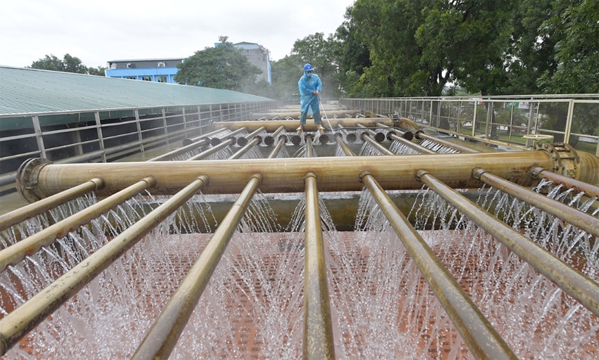  Công nhân kiểm tra hệ thống lọc nước tại Nhà máy Nước Yên Phụ.