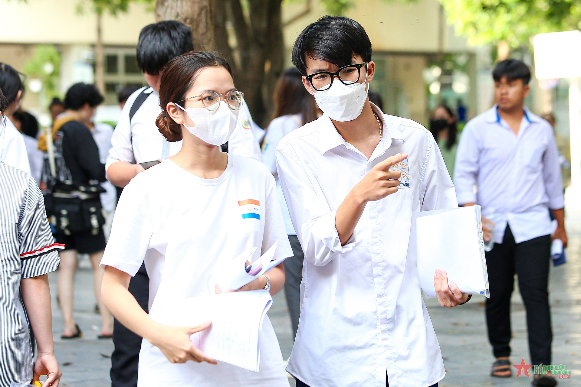 Sĩ tử phấn khởi vì bài thi “kép”