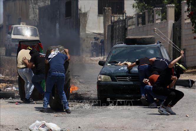 Người dân Palestine đụng độ với binh sĩ Israel sau cuộc biểu tình phản đối việc mở rộng các khu định cư Do Thái tại làng Kufr Qadoom ở gần Nablus, Bờ Tây, ngày 23-6-2023. Ảnh: THX/TTXVN 