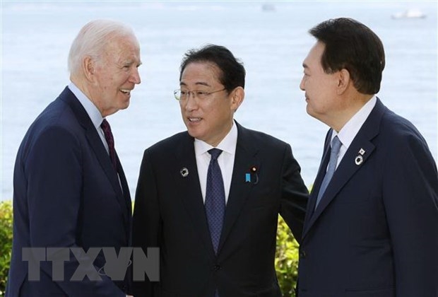 Tổng thống Mỹ Joe Biden, Thủ tướng Nhật Bản Fumio Kishida và Tổng thống Hàn Quốc Yoon Suk-yeol tại cuộc gặp bên lề Hội nghị thượng đỉnh G7 ở Hiroshima (Nhật Bản) ngày 21-5-2023. (Ảnh: Kyodo/TTXVN) 