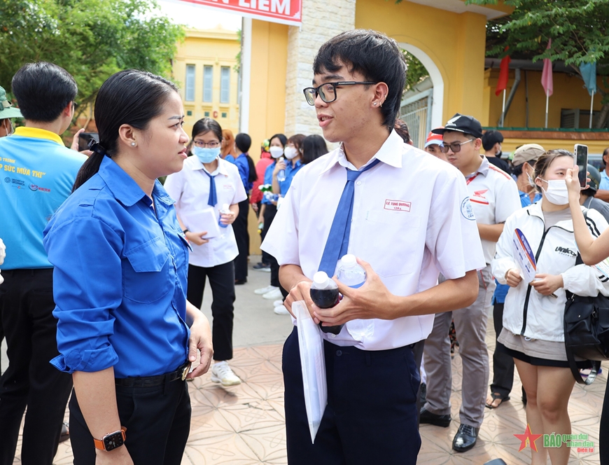 Chị Lư Thị Ngọc Anh, Ủy viên Ban Thường vụ Trung ương Đoàn, Bí thư Thành đoàn Cần Thơ gặp gỡ, động viên thí sinh. 