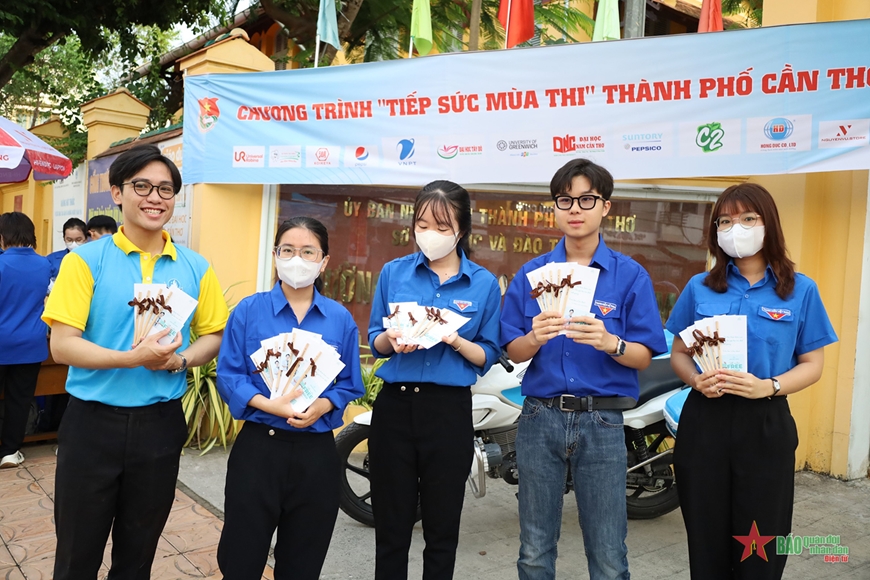 Những lá thư động viên do tình nguyện viên tự tay làm gửi gắm tình cảm đến với các sĩ tử. 