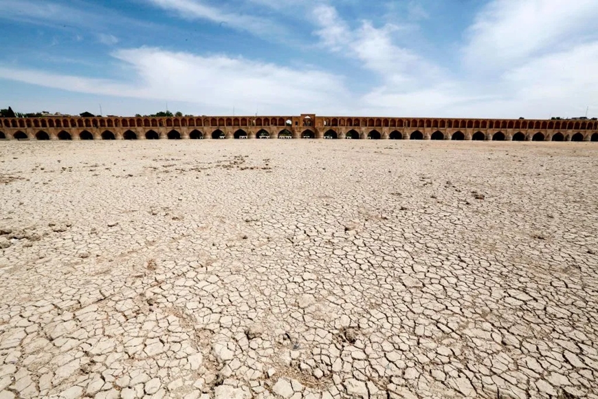 Hạn hán khiến đất đai ở Iran nứt nẻ. Ảnh: Getty Images 