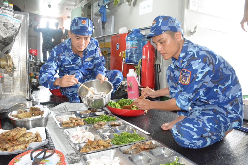  Nhân viên Tàu Cảnh sát biển 4038 chế biến thực phẩm phục vụ bữa ăn cho bộ đội.