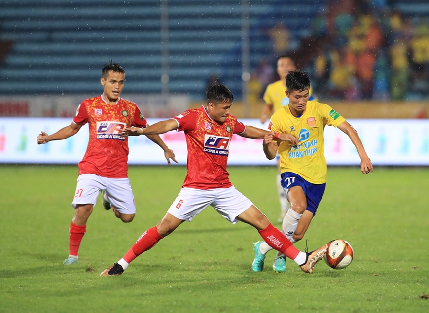  Các cầu thủ Thanh Hóa (bên trái) hưng phấn bước vào giai đoạn 2 tranh chức vô địch V-League 2023. Ảnh: VPF