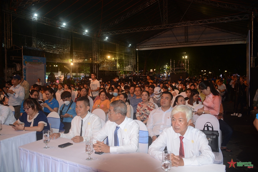 Các đại biểu dự lễ. 