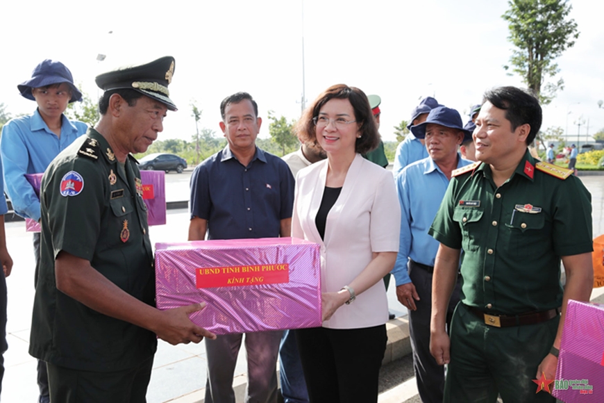 Đồng chí Trần Tuyết Minh, Phó chủ tịch UBND Bình Phước trao quà tặng các bạn Campuchia. 
