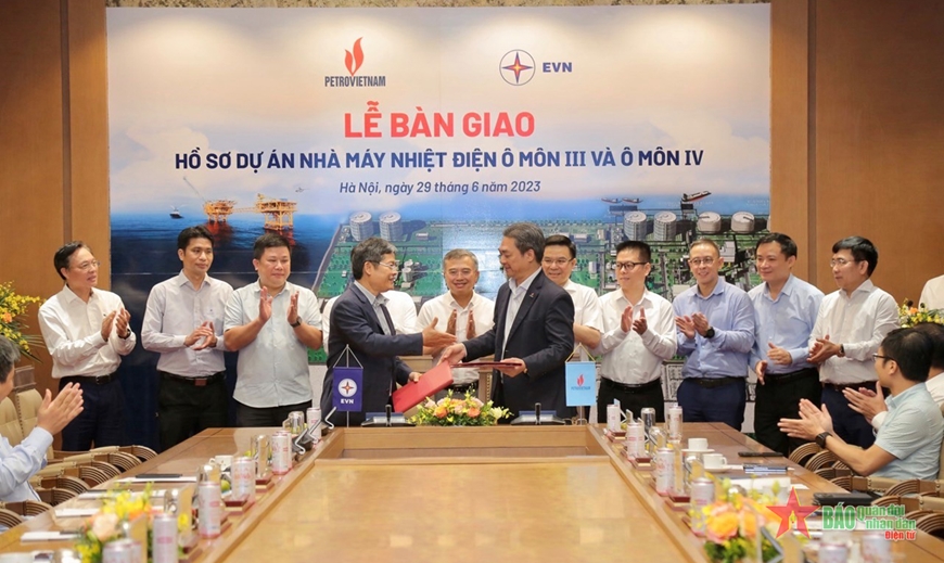  Đại diện Tập đoàn Điện lực Việt Nam và Tập đoàn Dầu khí Việt Nam (Petrovietnam) ký kết biên bản bàn giao.  