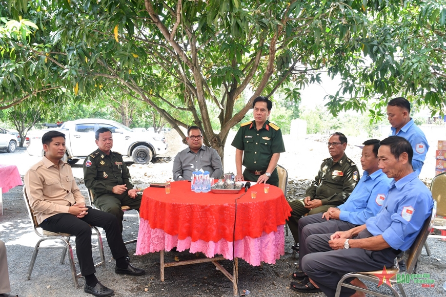 Đại tá Chau Chắc, Phó chính ủy Bộ CHQS tỉnh An Giang trao đổi với lãnh đạo 2 tỉnh Takeo và Kampong Speu, Vương quốc Campuchia.