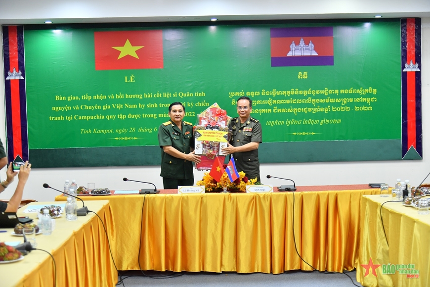 Đại tá Lê Hoàng Vũ, Chính ủy Bộ CHQS tỉnh Kiên Giang tặng quà cho lực lượng vũ trang tỉnh Kam Pốt, Vương quốc Campuchia.