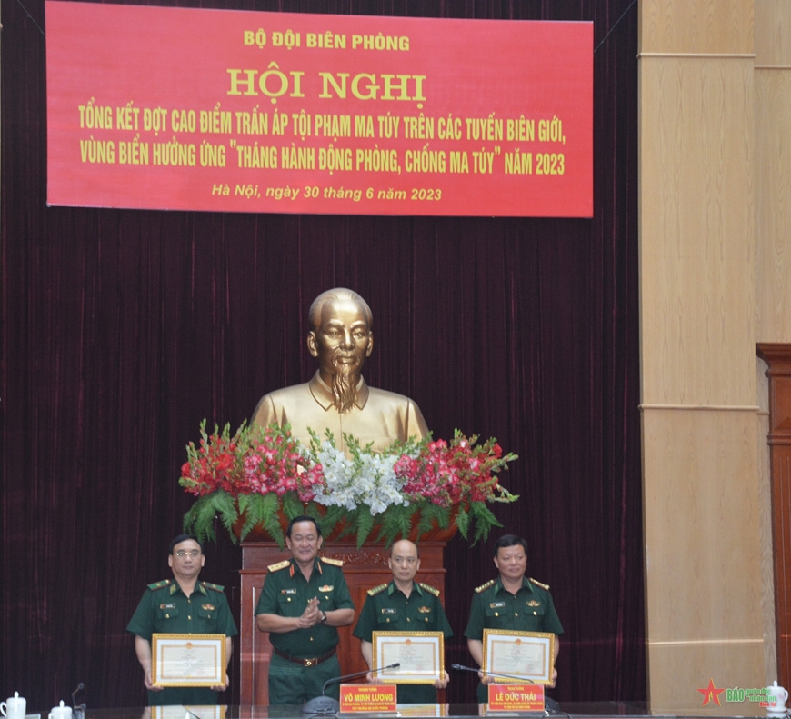 Thượng tướng Võ Minh Lương trao Bằng khen tặng các tập thể có thành tích xuất sắc trong đợt cao điểm trấn áp tội phạm ma túy. 