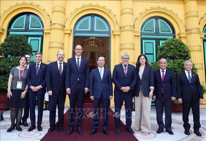  Chủ tịch nước Võ Văn Thưởng cùng Chủ tịch Hội đồng Quốc gia Thụy Sĩ Martin Candinas và các đại biểu.