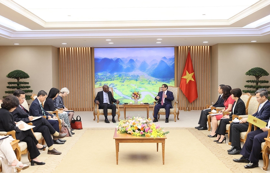 Thủ tướng Phạm Minh Chính tiếp Tổng giám đốc Tổ chức Lao động Quốc tế Gilbert F. Houngbo, chiều 30-6, tại Hà Nội. Ảnh: Dương Giang