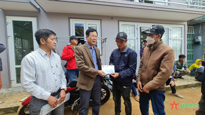  Chủ tịch Ủy ban Mặt trận Tổ quốc Việt Nam tỉnh Lâm Đồng Phạm Triều thăm hỏi, hỗ trợ gia đình nạn nhân tử vong trong vụ sạt lở đất tại Đà Lạt ngày 29-6.