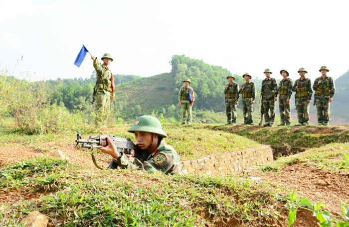 Huấn luyện chiến thuật cho chiến sĩ năm thứ nhất tại Trung đoàn 246 (Sư đoàn 346, Quân khu 1). Ảnh: ĐỨC CHÍNH