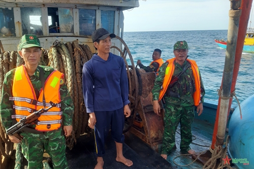 Thừa Thiên Huế: Bắt giữ 1 tàu cá khai thác giã cào trái phép
