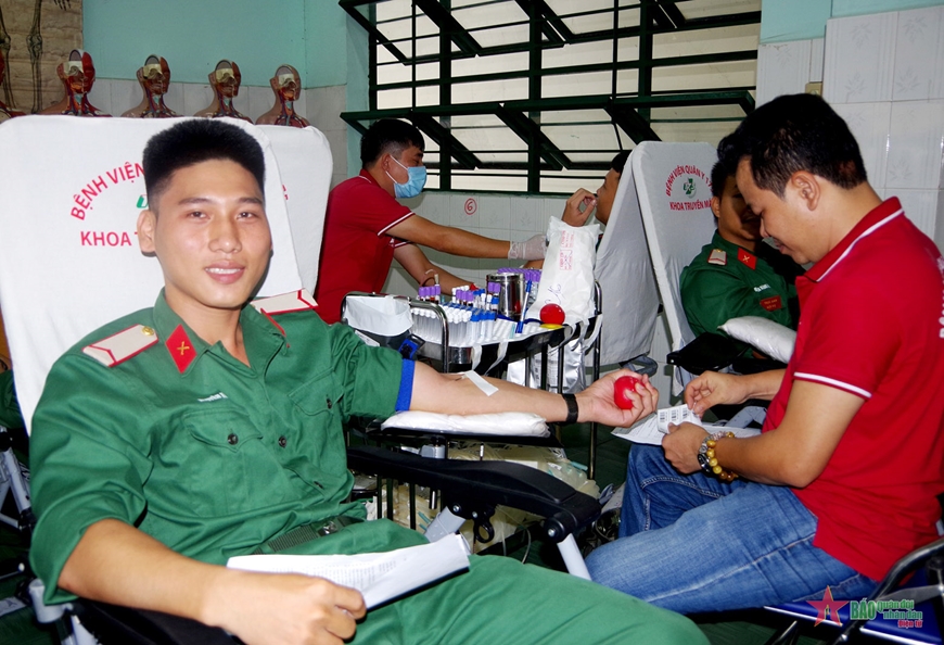 Cán bộ, giảng viên, học viên nhà trường tham gia hiến máu tình nguyện tại ngày hội. 