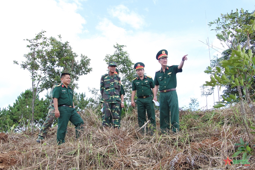 Thiếu tướng Nguyễn Đình Tiến - Phó tư lệnh Quân khu 5 kiểm tra trồng cây trắc xanh tại ngã ba biên giới. 