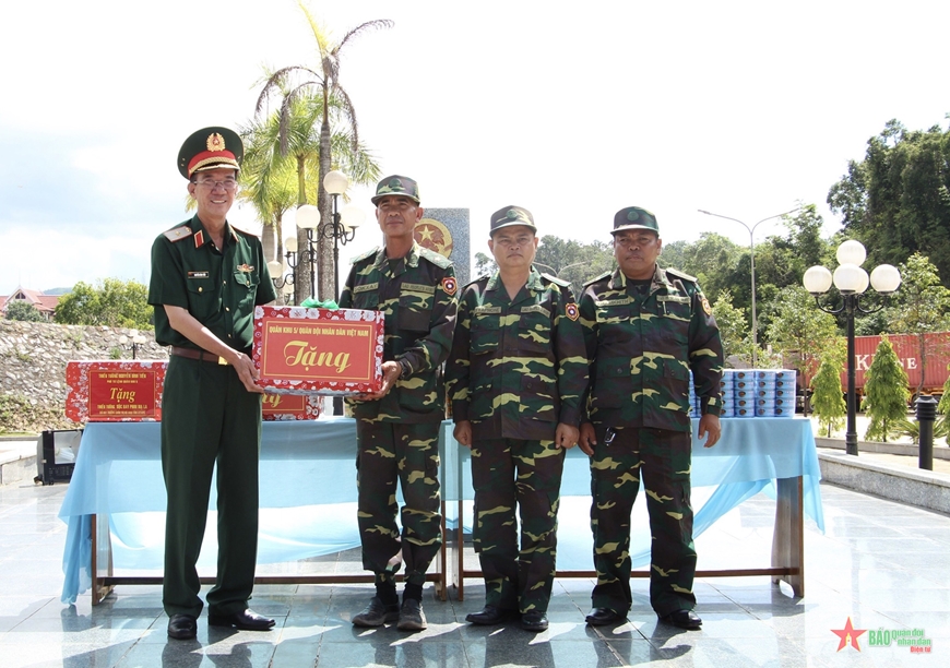 Bộ tư lệnh Quân khu 5 tặng quà bộ đội Attapư (Lào) tham gia trồng cây trắc xanh. 