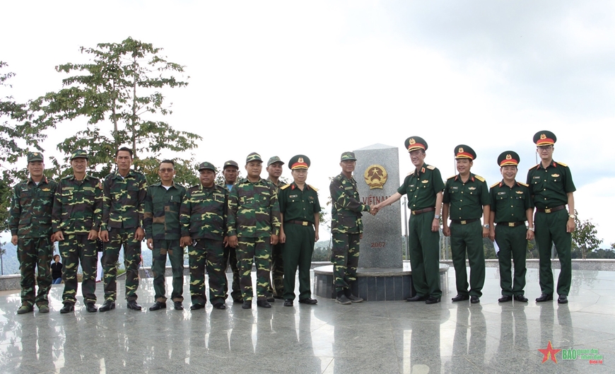 Thiếu tướng Nguyễn Đình Tiến - Phó tư lệnh Quân khu kiểm tra các đơn vị trồng cây tại khu vực ngã ba biên giới. 