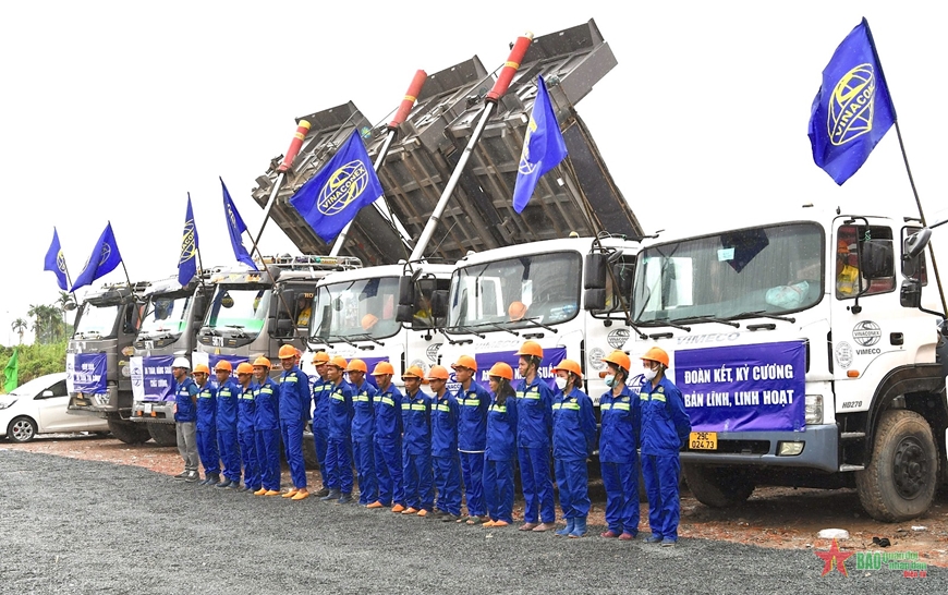 Các nhà thầu tập trung tối đa nhân lực, thiết bị trên các phạm vi đã được bàn giao mặt bằng để triển khai thi công dự án. Ảnh: PHÚ SƠN 