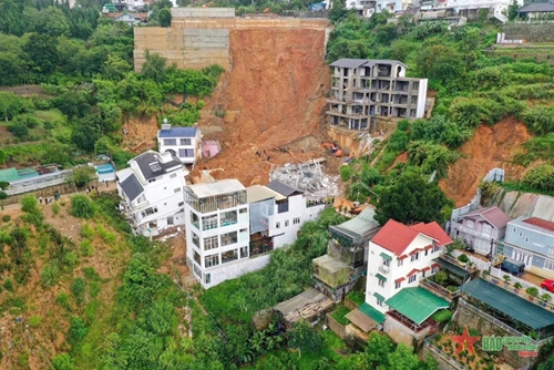 Vụ sạt lở đất ở Đà Lạt: Nguyên nhân do mưa lớn liên tục khi đang đắp đất tạo mặt bằng thi công