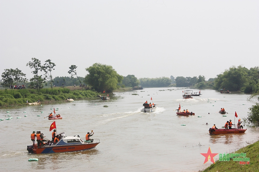 Lực lượng vũ trang tỉnh Bắc Giang thực hành tìm kiếm cứu nạn trong diễn tập. Ảnh: NAM QUỲNH 