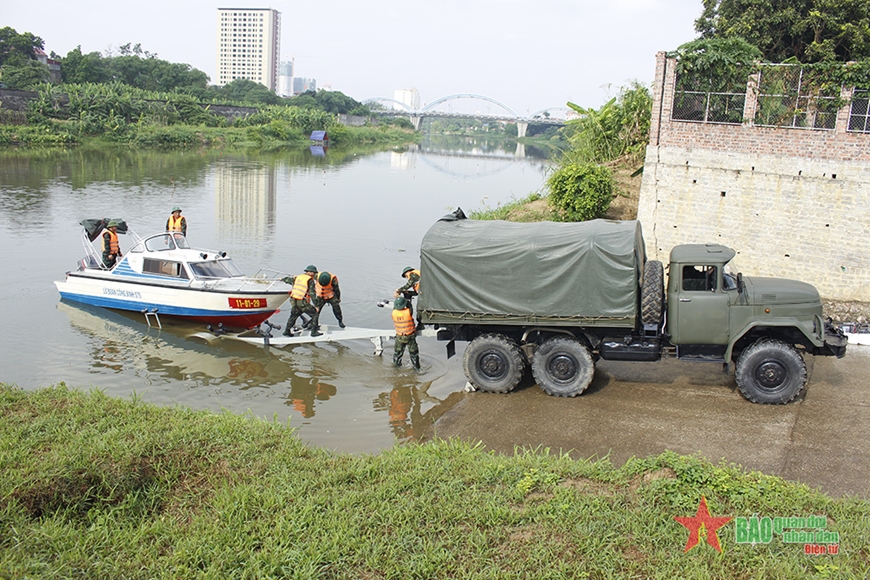 Học viên lớp tập huấn thực hành hạ thủy, lắp ghép xuồng cao tốc. Ảnh: NAM QUỲNH 