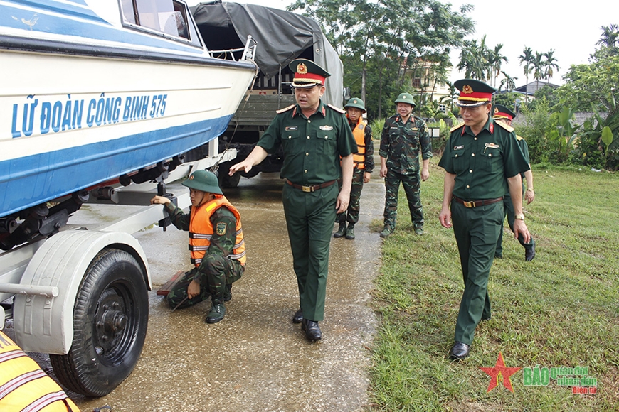 Lãnh đạo Quân khu 1 kiểm tra nội dung huấn luyện lắp ghép, hạ thủy xuồng cao tốc. Ảnh: NAM QUỲNH 