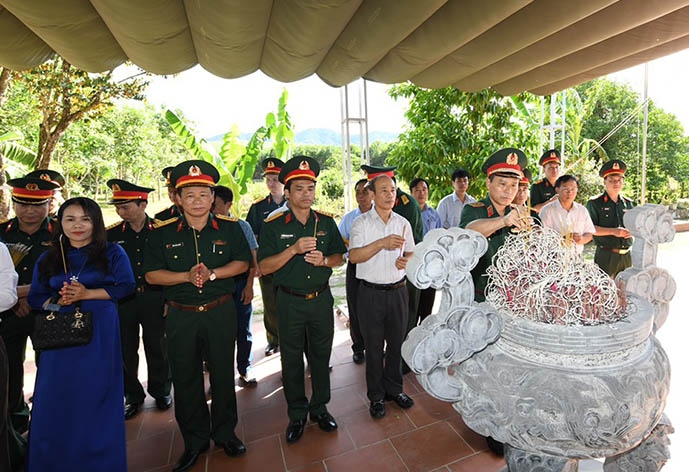  Đoàn cán bộ Binh chủng Thông tin liên lạc và cấp ủy, chính quyền địa phương dâng hương tri ân công lao các liệt sĩ Trạm Thông tin A69.