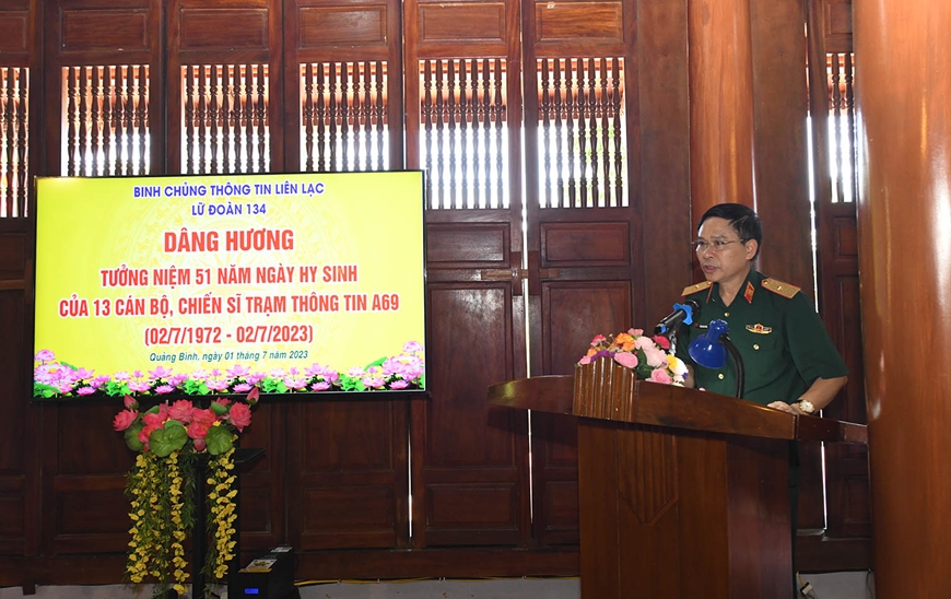 Thiếu tướng Trần Minh Tâm, Bí thư Đảng ủy, Chính ủy Binh chủng Thông tin liên lạc phát biểu tại buổi lễ.