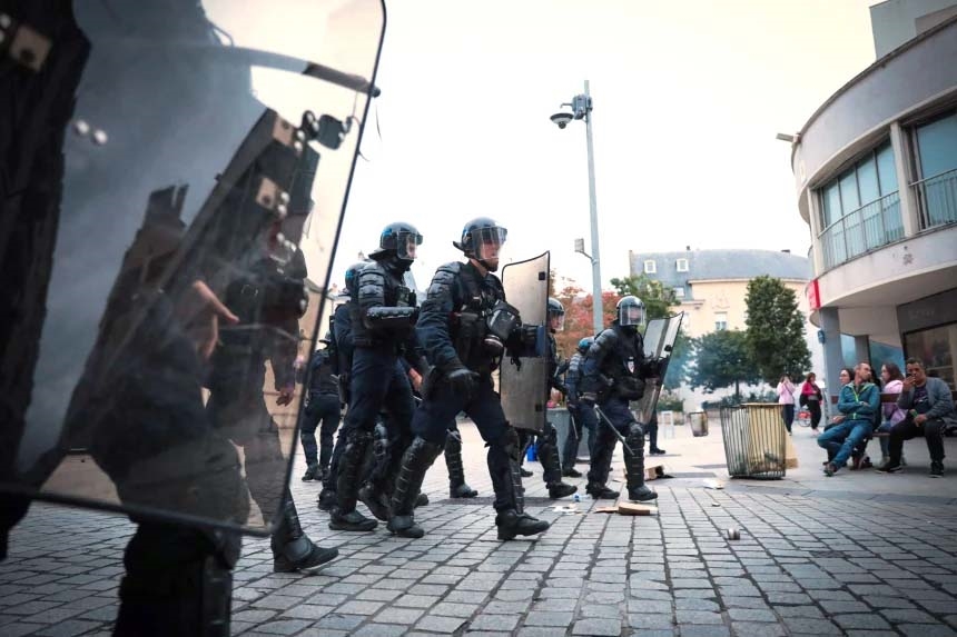  Cảnh sát chống bạo động có mặt để ngăn chặn biểu tình bạo lực ở Caen (Pháp). Ảnh: NBC News