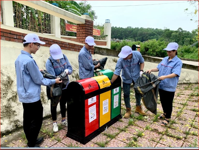 Nhân viên của Công ty Ô tô Toyota Việt Nam thu gom và phân loại rác tại phường Xuân Hòa, TP Phúc Yên, tỉnh Vĩnh Phúc.