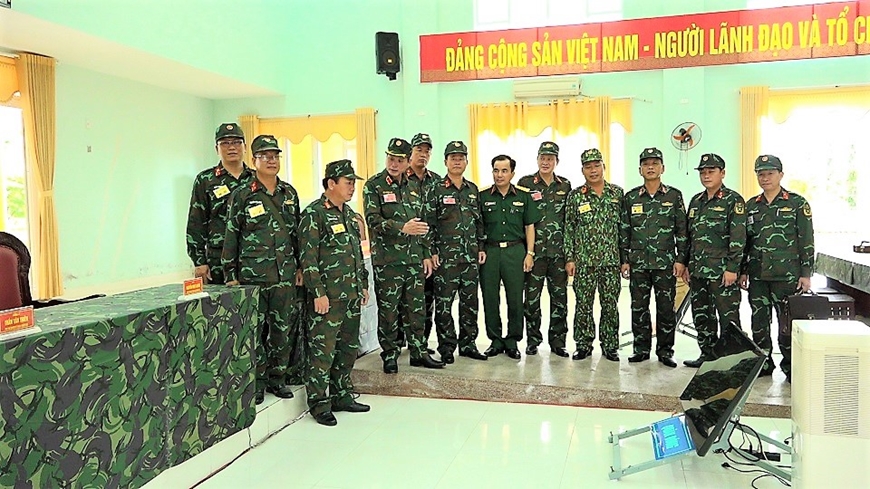 Thiếu tướng Lê Ngọc Hải, Phó tư lệnh kiêm Tham mưu trưởng Quân khu 5 kiểm tra các đơn vị tham gia diễn tập.