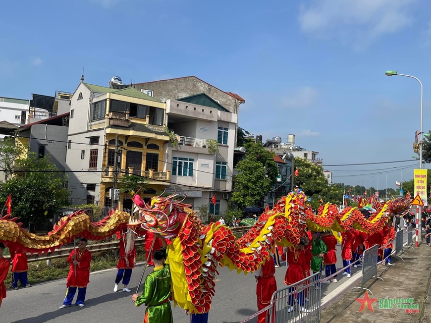 Lễ hội đình Chèm góp phần giáo dục truyền thống yêu nước, bảo vệ và xây dựng quê hương, đất nước.