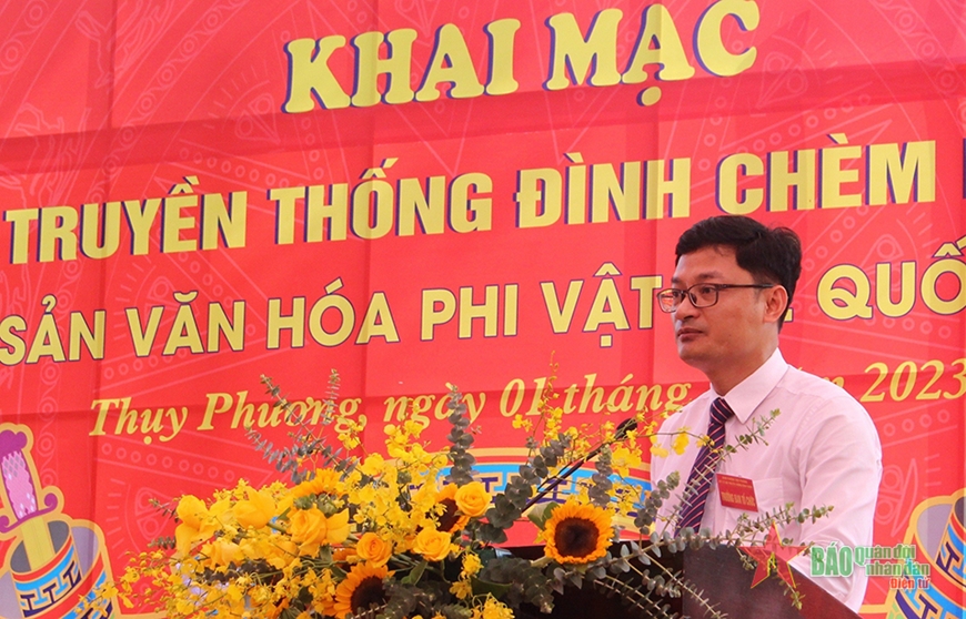 Chủ tịch UBND phường Thụy Phương Nguyễn Ngọc Phong phát biểu tại lễ khai mạc lễ hội truyền thống đình Chèm năm 2023.  