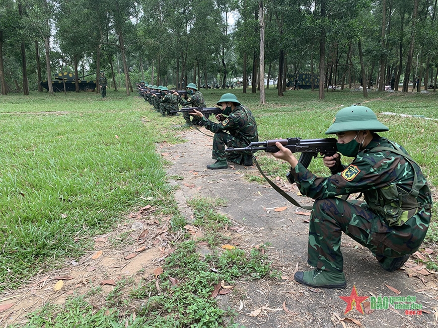   Học viên đào tạo tiểu đội trưởng bộ binh luyện tập bắn súng tiểu liên AK.