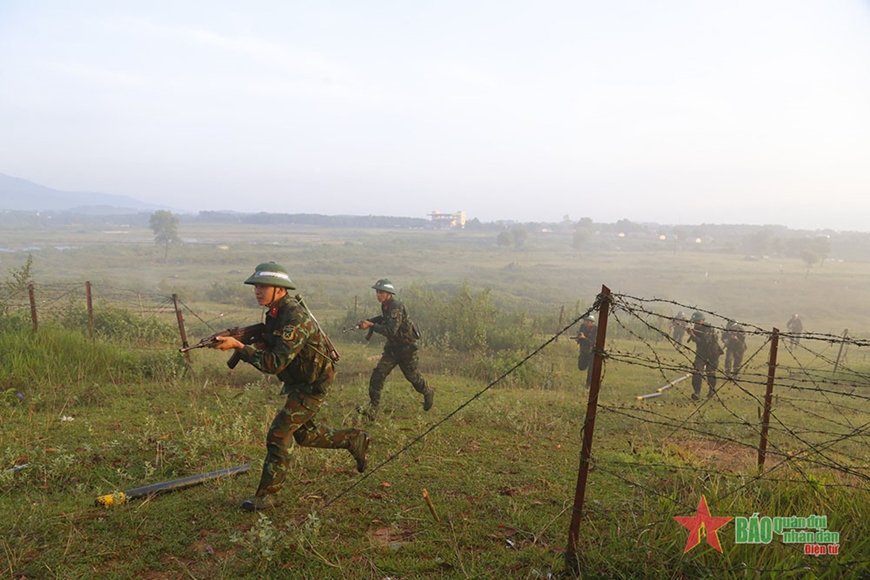 Huấn luyện chiến thuật đối với học viên đào tạo tiểu đội trưởng bộ binh. 