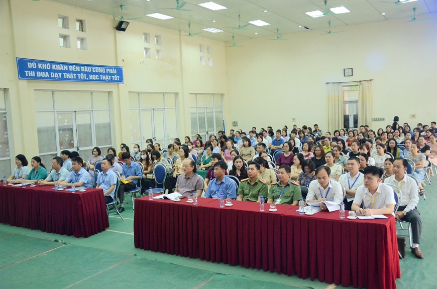 Cán bộ, giáo viên tham gia chấm thi cùng các đại biểu và lực lượng tham gia phục vụ công tác chấm thi tốt nghiệp THPT năm 2023 tại buổi lễ.