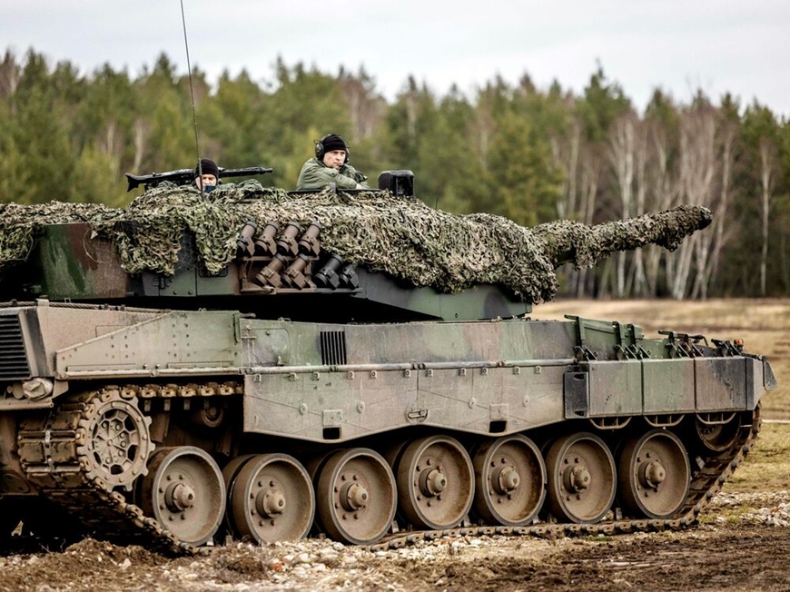 Binh sĩ Ba Lan và Ukraine trên một chiếc xe tăng Leopard 2A4 trong khi đang huấn luyện tại Swietoszow, Poland. Ảnh: Getty Images 